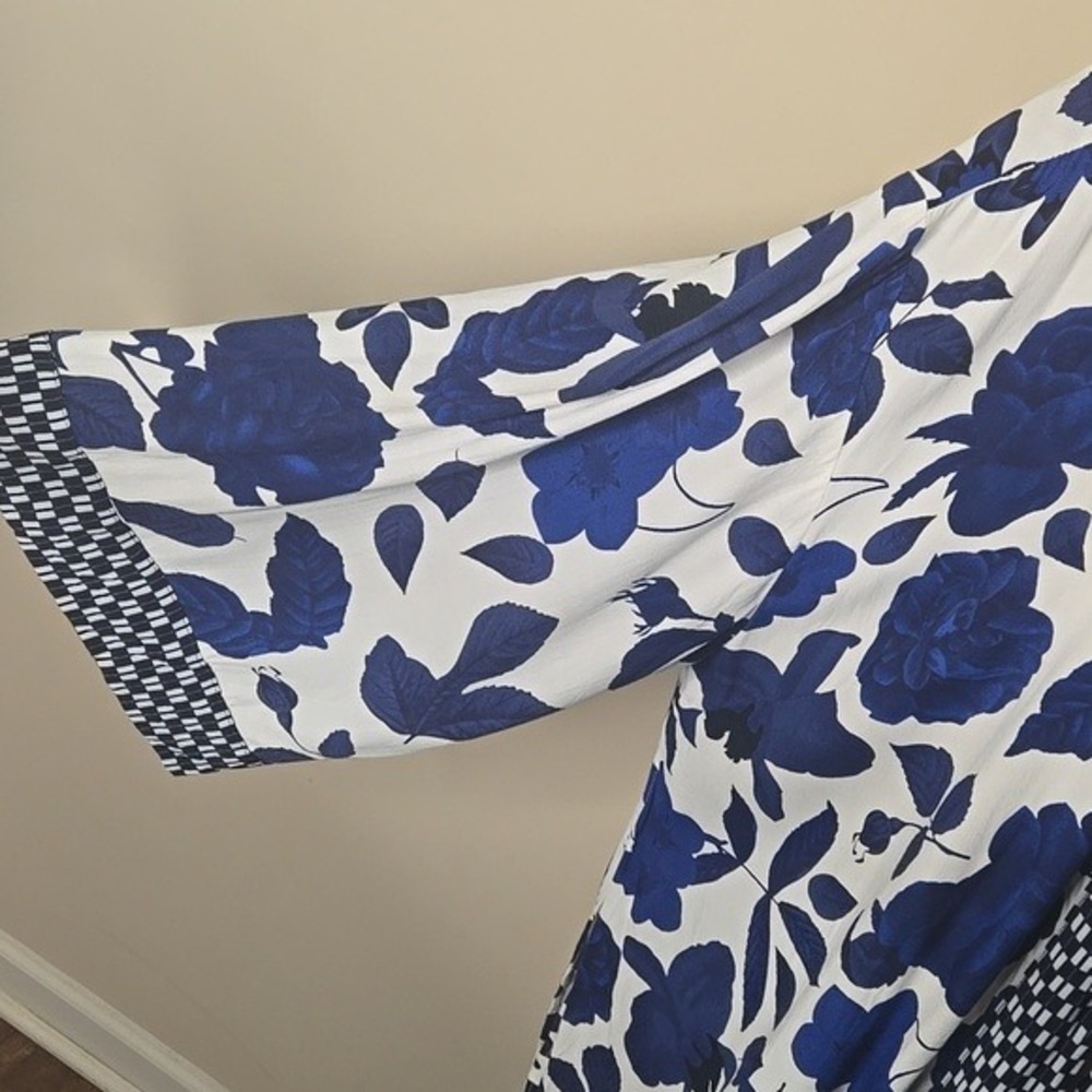 Cabi Floral Blue & White Lightweight Shrug – M/L, Open‎ Front Layer - Picture 3 of 7